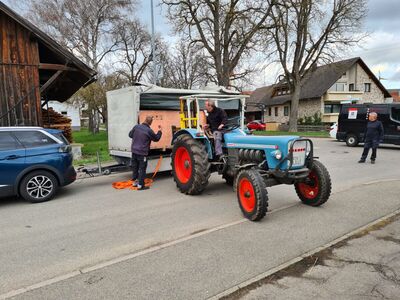 Der Container mit Sachspenden für die Diözese Matadi wird beladen